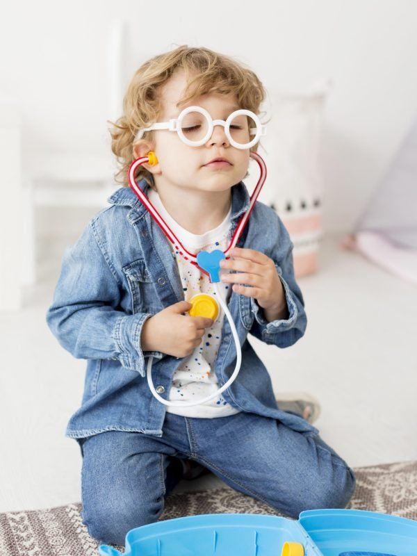 vue-frontale-de-garcon-jouer-a-stethoscope